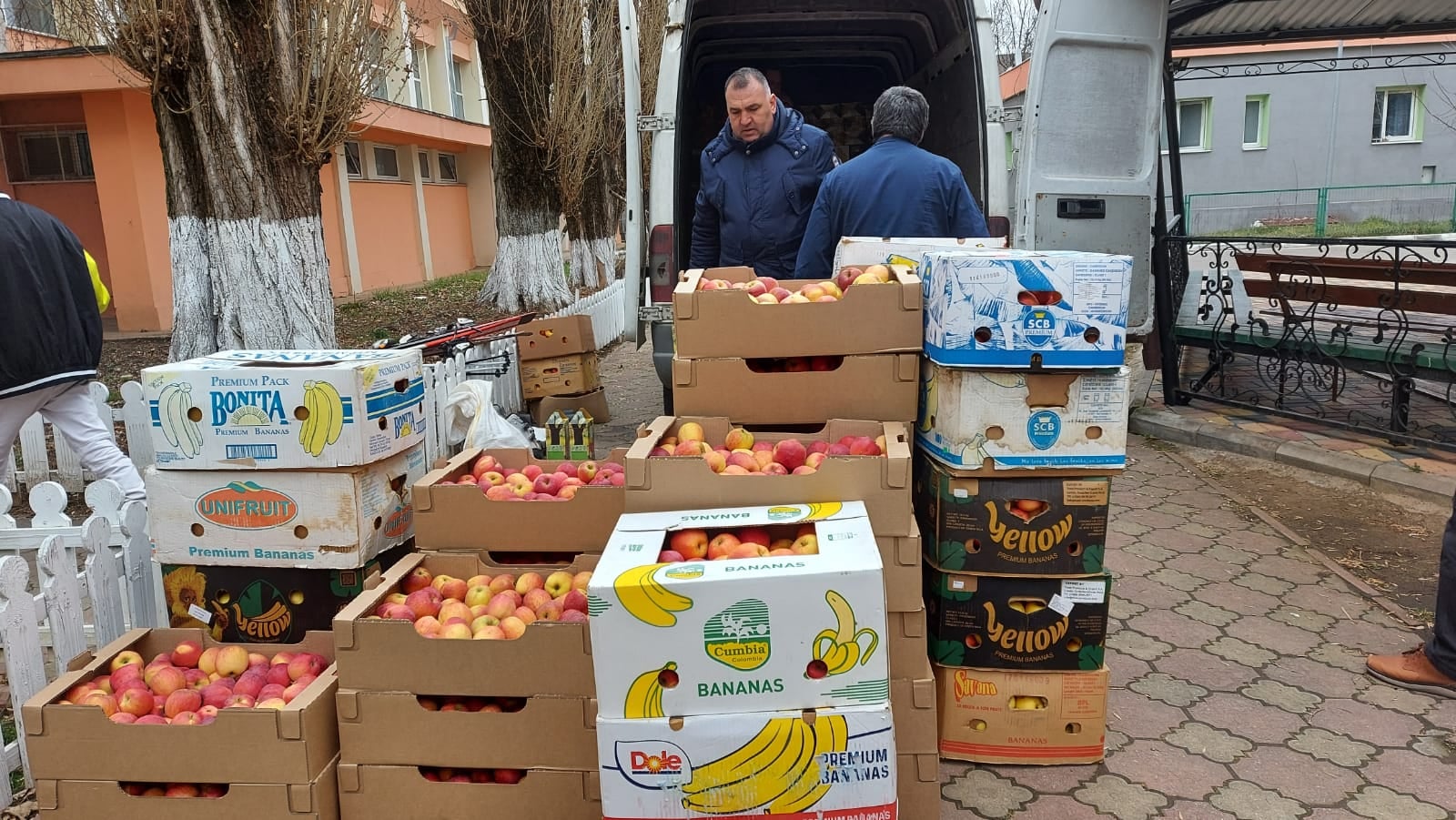 Primăria Voinești și voineștenii  alături de SNSPA care găzduiește cetățeni ucraineni, 2 tone de mere și 300 litri de suc natural de fructi , este donația care a plecat de la Voinești și a ajuns la București, pentru cei peste 250 de cetățeni  din Ucraina, cazați până acum în căminele SNSPA. 