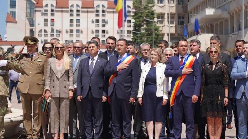 Procesiune, slujbă  religioasă, depuneri de coroane și defilare de Ziua Eroilor la Târgoviște