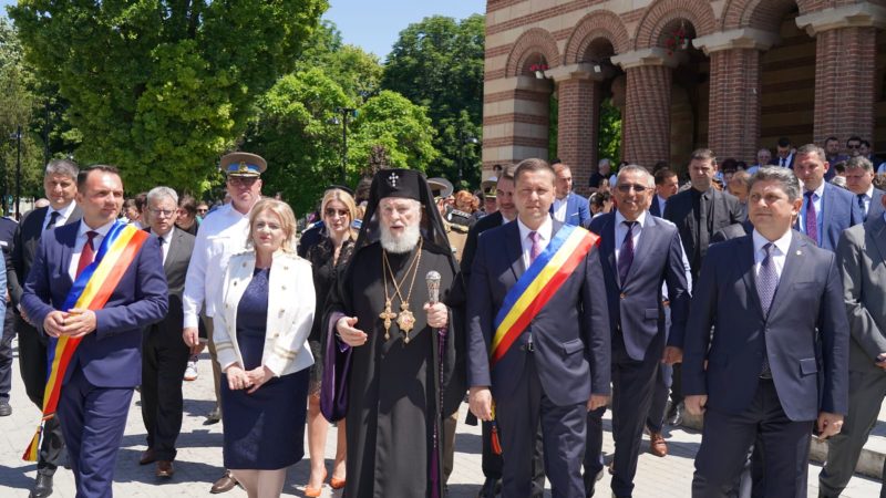 Procesiune, slujbă  religioasă, depuneri de coroane și defilare de Ziua Eroilor la Târgoviște