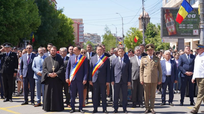 Procesiune, slujbă  religioasă, depuneri de coroane și defilare de Ziua Eroilor la Târgoviște