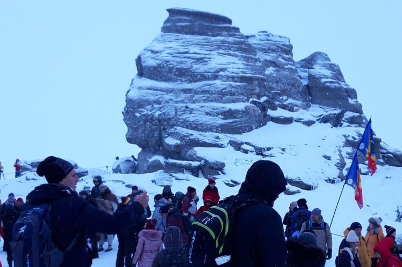 Au luat cu asalt Sfinxul, mii de turiști au mers pe Platoul Bucegilor să vadă Piramida energetică