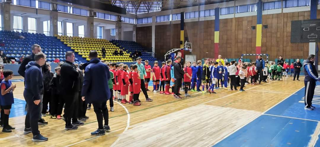 150 de elevi de gimnaziu, prezenți la Sala Polivalentă din Târgoviște unde s-a ținut etapa județeană de fotbal din cadrul Olimpiadei Naționale a Sportului Școlar