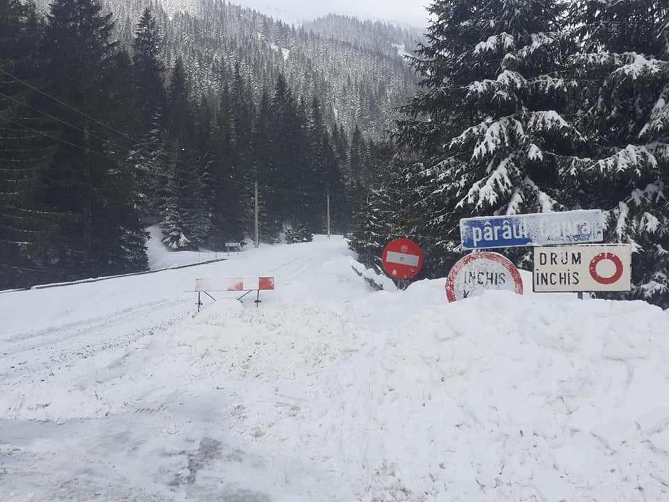 Cabana Capra a fost lovită de o AVALANȘĂ, multe autoturisme avariate şi aproximativ 60 de persoane au rămas izolate la cabană