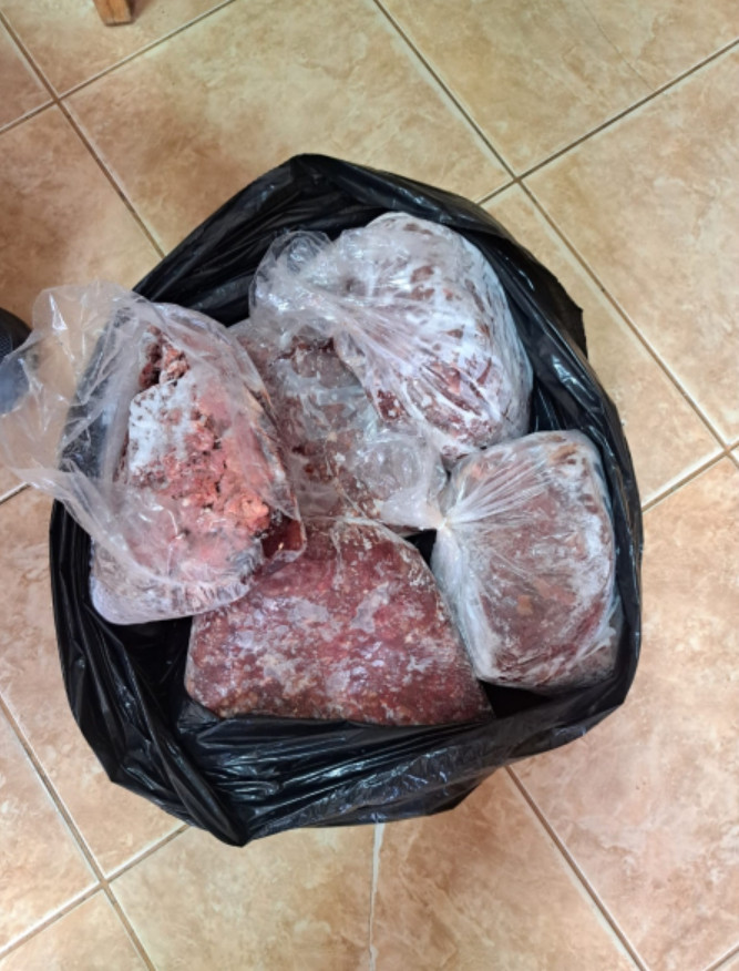 Un întreg arsenal și peste 100 de kg de carne de vânat au depistat polițiștii  la o rețea  de braconieri 