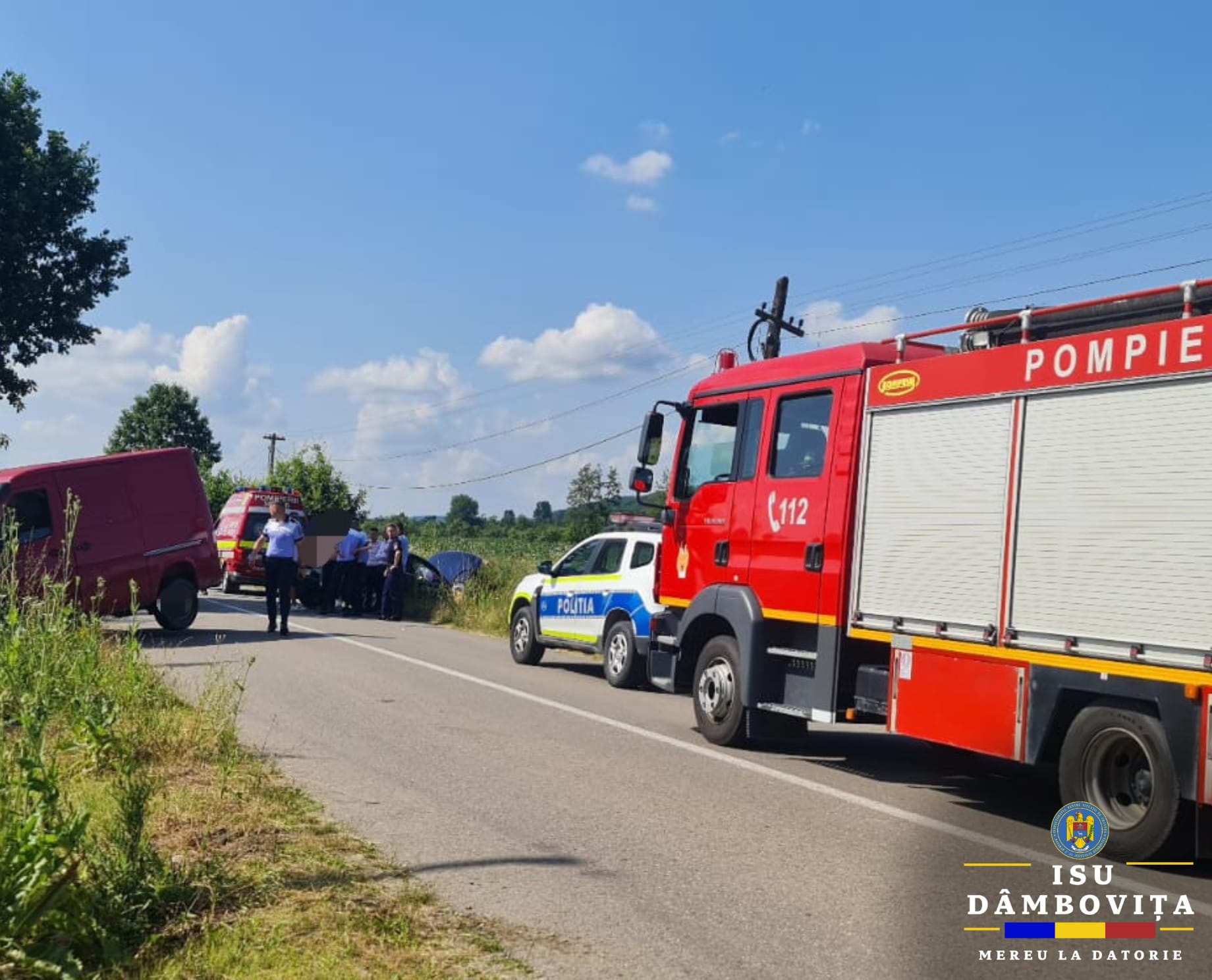 Clipe de groază pentru nuntașii care s-au răsturnat  cu mașina într-un șanț, în comuna Ludești, sat Scheiu de Jos.