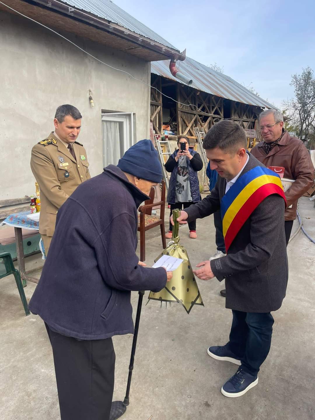 Constantin Dobre, veteranul din comuna Corbii Mari,  a fost sărbătorit la împlinirea a 100 de ani