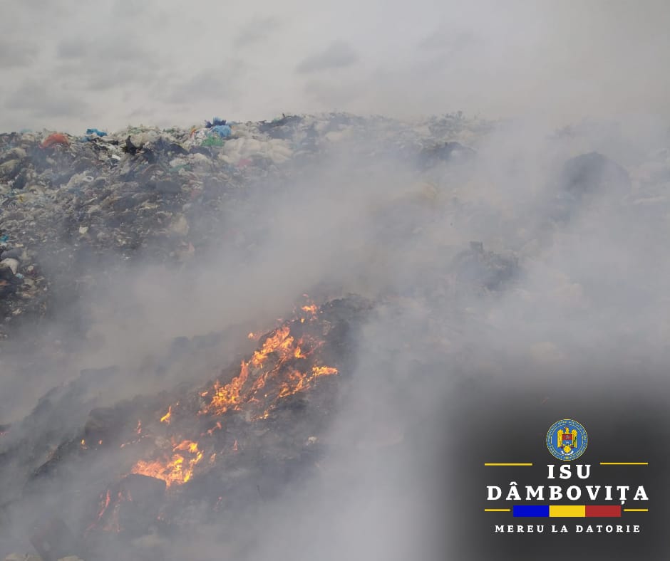 Ziua și incendiul la groapa de gunoi din orașul Titu, de la început acestei săptămâni, zilnic pompierii au intervenit să stingă 