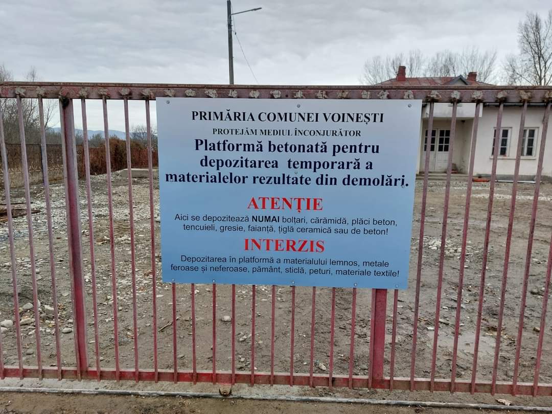 Primăria Voinești a realizat o platformă betonată pentru depozitarea temporară a materialelor rezultate în urma demolărilor 