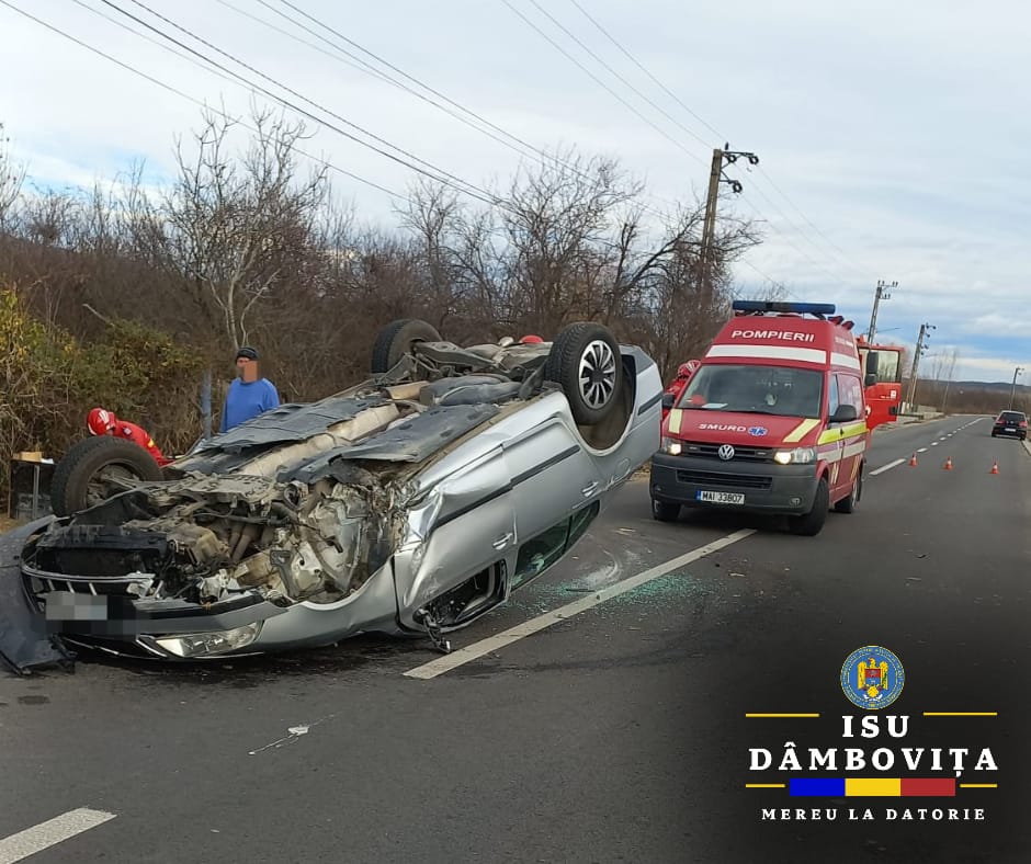 A scăpat cu viață după ce s-a răsturnat cu mașina chiar în ziua de Crăciun, putem spune ca a fost o minune dumnezeiască, având în vedere ca autoturismul s-a răsturnat pe plafon.