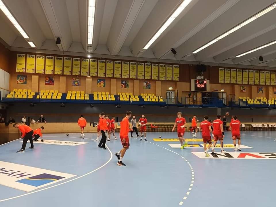 Cu o victorie categorică, o înfrângere la diferență de doar un gol și un egal, România se califică la EHF Euro M18 din Muntenegru.