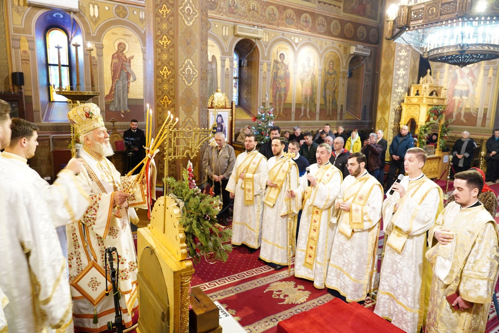 În prima zi a Noului An,luni, 1 ianuarie 2024,   târgoviștenii au participat în număr mare la Sfânta Liturghie, săvârșită de Înaltpreasfințitul Părinte Arhiepiscop