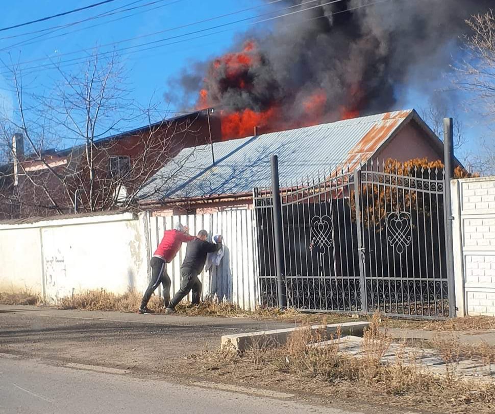 În după-amiaza zilei  de ieri, s-a dat alerta la 112, pompierii dâmbovițeni fiind  solicitați să intervină  în cazul unui incendiu produs la o casă în comuna dâmbovițeană Butimanu, sat Lucianca.